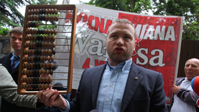 Protest przed domem Wałęsy. Dostał liczydło i "worek judaszowych srebrników"<br />
