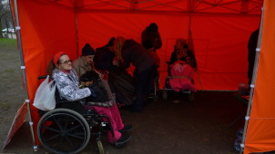 Protest opiekunów niepełnosprawnych. Rozstawili namioty przed Sejmem