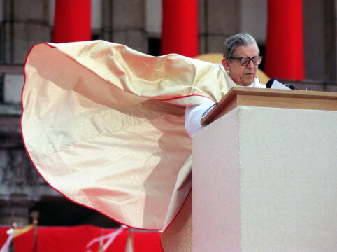 21.05.2000 r. - prymas Polski kardynał Józef Glemp podczas mszy świętej na Placu Teatralnym w Warszawie.