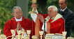 Na zdjęciu archiwalnym z 26.05.2006 r. prymas Polski kardynał Józef Glemp (L) i papież Benedykt XVI (P) podczas mszy na Placu Piłsudskiego w Warszawie.