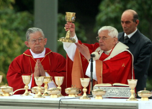 Na zdjęciu archiwalnym z 26.05.2006 r. prymas Polski kardynał Józef Glemp (L) i papież Benedykt XVI (P) podczas mszy na Placu Piłsudskiego w Warszawie.