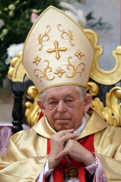 Na zdjęciu archiwalnym z 21.04.2007 r. prymas Polski kardynał Józef Glemp podczas mszy świętej w 28. rocznicę swojej sakry biskupiej w Kolegiacie Wilanowskiej w Warszawie.