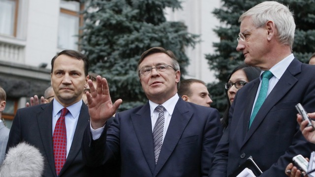 Sikorski i Bildt ostrzegają Ukrainę: czas blefowania się skończył