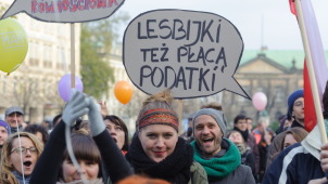Poznański Marsz Równości przeszedł w spokoju. Przynieśli kwiaty z warszawskiej tęczy