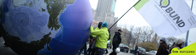 Setki ekologów na ulicach. Z Centrum na Pragę przetoczyli wielki globus
