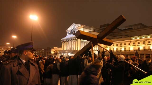 Wielki krzyż na ulicach Warszawy