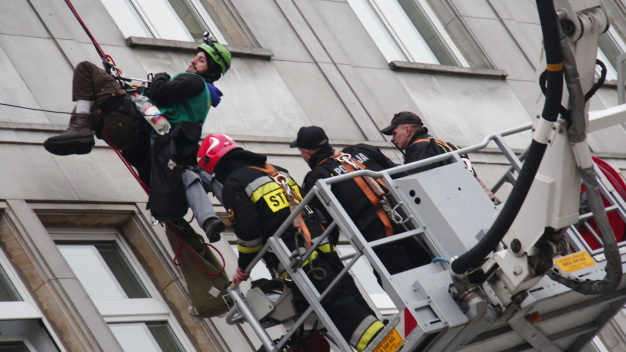 Działacze Greenpeace ściągani z dachu