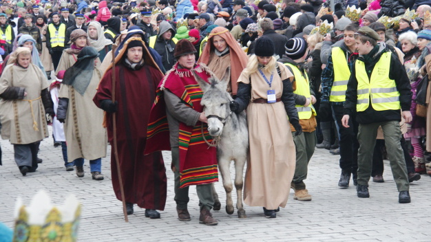 Idzie Orszak Trzech Króli: tłumy na Krakowskim Przedmieściu