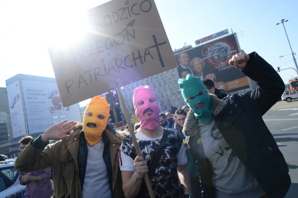 Manifestanci w kolorowych kominiarkach PAP/Jacek Turczyk