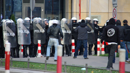 Grzybowska: policja starła się z chuliganami