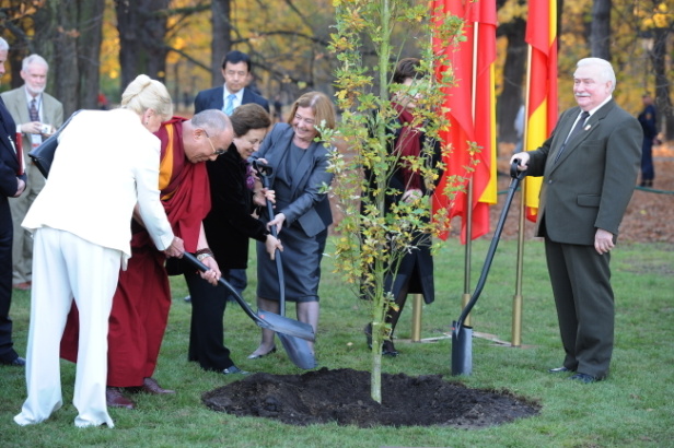 Nobliści posadzili drzewo na zakończenie Szczytu PAP/ Jacek Turczyk