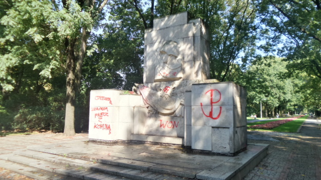 "Precz z komuną" znów na pomniku żołnierzy radzieckich
