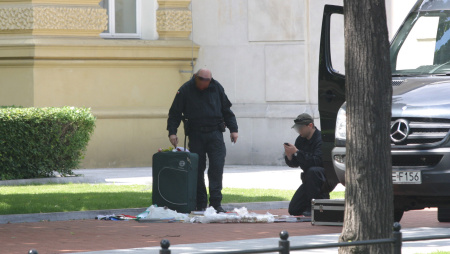 Incydent przed kancelarią premiera. "Zostawił walizkę i uciekł"