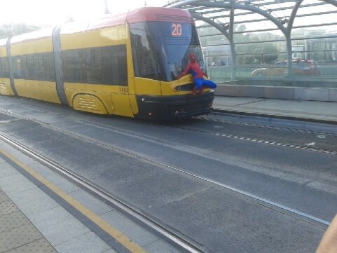 ~Teresa Spiderman przyczepiony do tramwaju