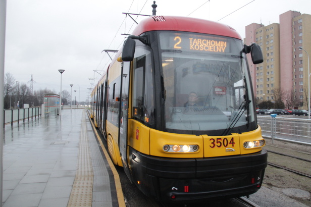 Varšavská tramvaj na lince č. 2 jede po nové tramvajové trati ve směru Tarchomin Kościelny 24.12.2014.